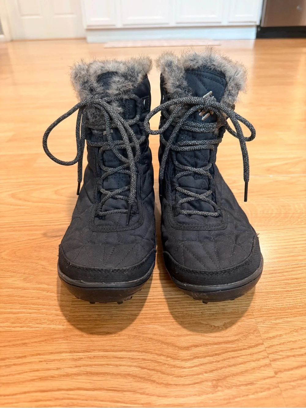 Columbia Women’s Black Quilted Winter Lace-Up Boots with Faux-Fur Trim